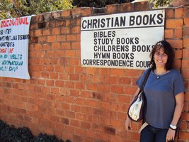 Ranka Primorac neben Christian Bookshop-Schild 2010 © Ranka Primorac